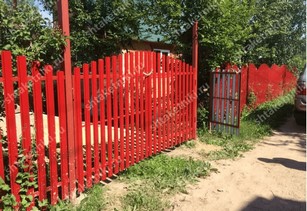 Забор евроштакетник горокой в Самаре цвет рубин