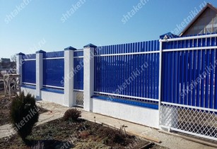 Фото забора из синего штакетника в Самаре